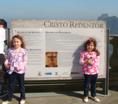 meninas conhecendo o famoso ponto turístico