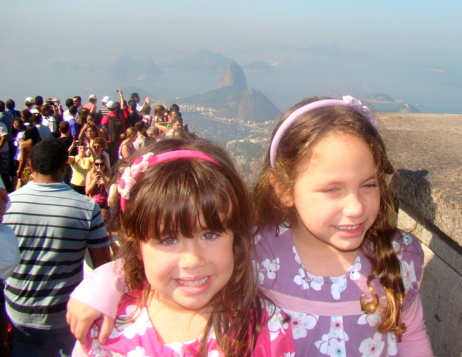 a frente da estátua é sempre lotada.. ao fundo, o Pão de Açúcar