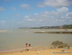meninas brincando no mar calmo