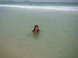 Camila curtindo piscininha e as ondas ao fundo