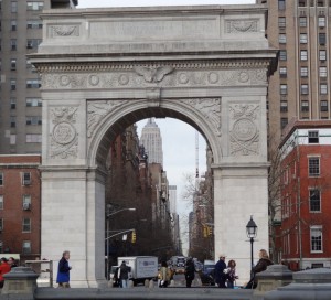 Washington Square Arch com o Empire State Building ao fundo