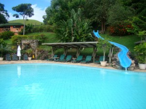 Piscina com o toboágua