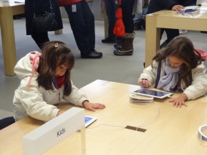 meninas na loja da Apple
