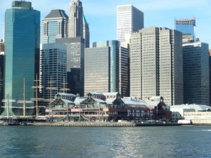 Pier 17 e Manhattan vistos do rio