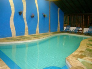 piscina térmica é point dos adultos à noite