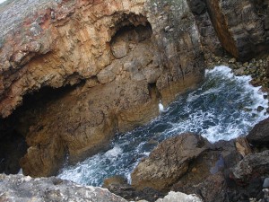 uma das fendas nas rochas na Boca do Inferno 