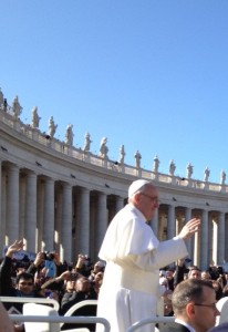 Papa Francisco passando perto com o papa-móvel