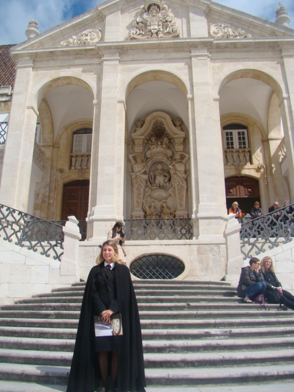 estudante brasileira com o traje acadêmico da Universidade de Coimbra