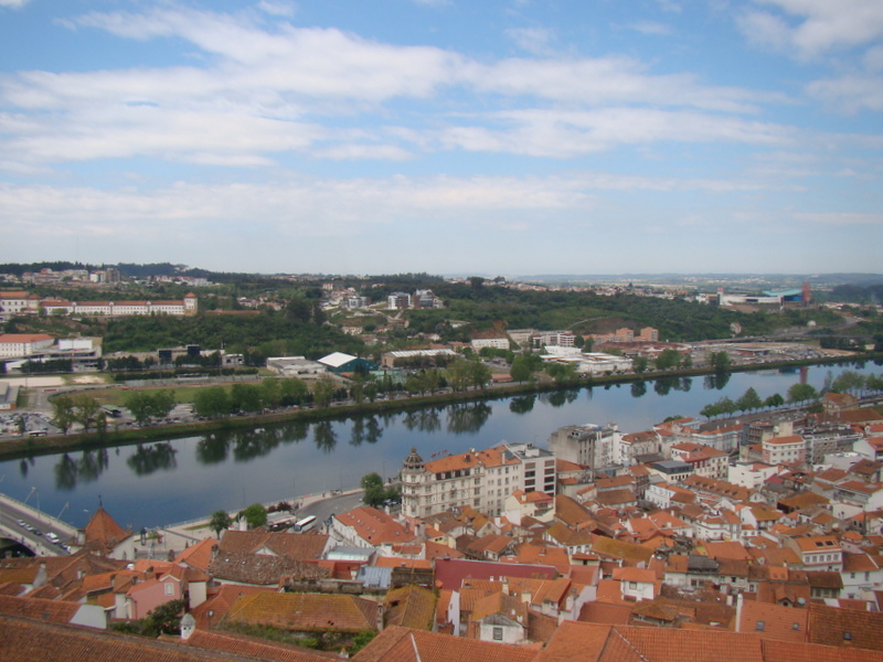 a cidade de Coimbra e o Rio Mondego vistos do alto da Universidade