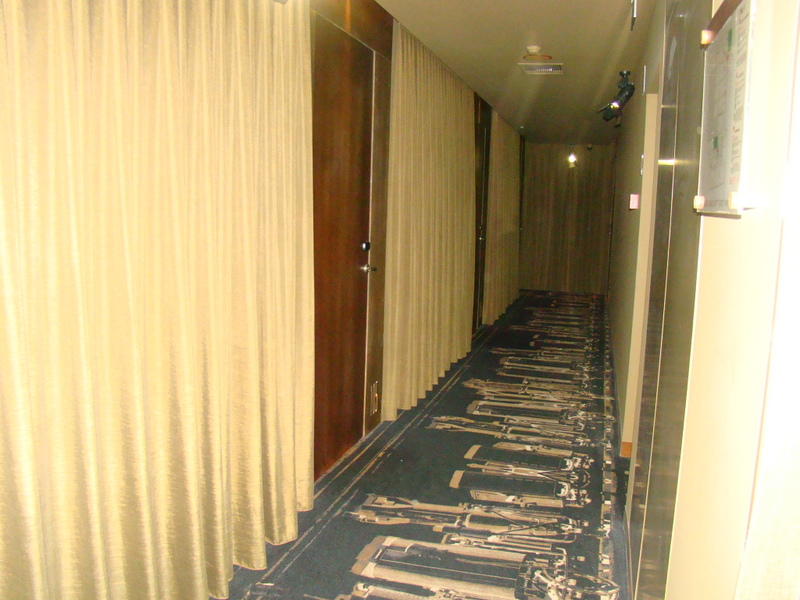 cortinas nos corredores, tudo lembra um teatro
