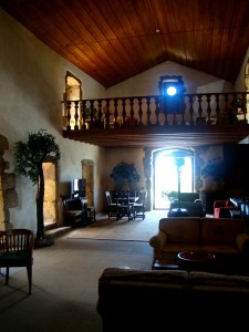 recepção e sala de estar Pousada de Belmonte - arquitetura de um mosteiro adaptada à hotelaria de luxo