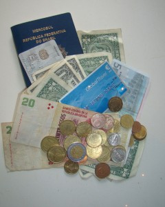 o que fazer para a variação do dólar não prejudicar sua viagem