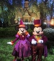 Mickey e Minnie vestidos à caráter Halloween Disney