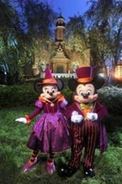 Mickey e Minnie vestidos à caráter Halloween Disney