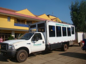 Caminhão adaptado em ônibus da Korubo em frente ao hotel em Palmas