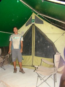 Mauro mostrando as instalações do Safari Camp