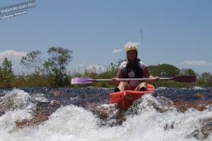 descendo a última corredeira na canoagem pelo Rio Novo