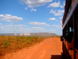 caminho para as dunas, com a Serra do Espírito Santo e um céu incrível