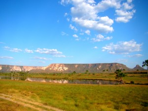 já perto das dunas, um oásis com a Serra do Espírito Santo ao fundo