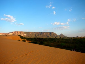 dunas com a Serra do Espírito Santo, que as formam, ao fundo