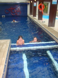 menina na piscina térmica Serrano Resort