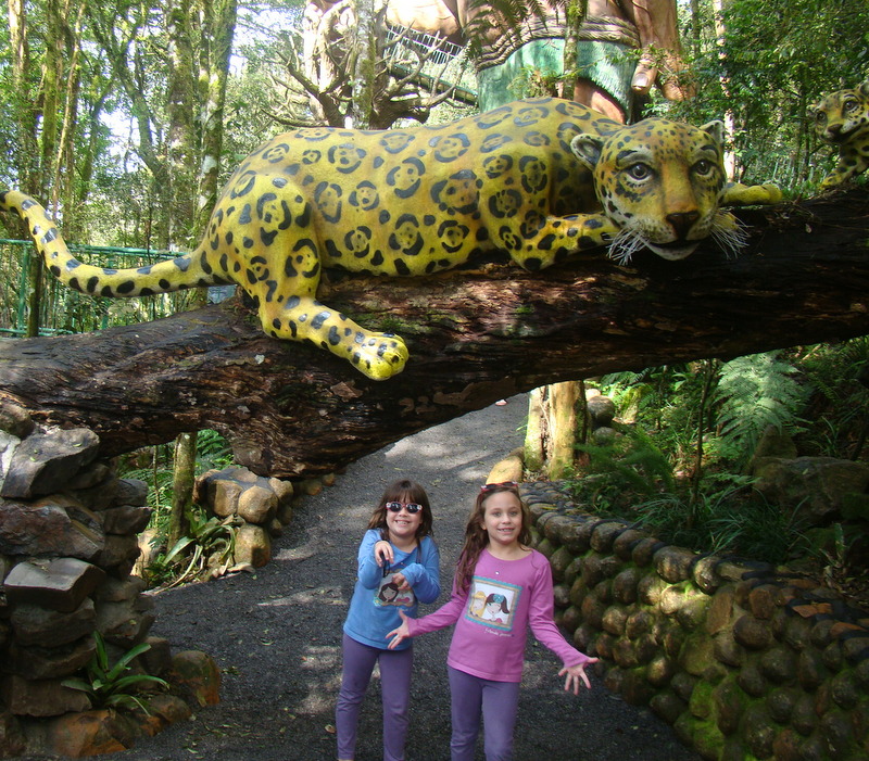 meninas com a escultura de tigre no Mundo Animal