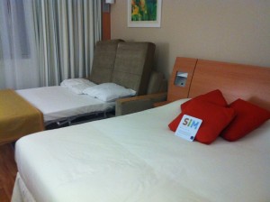 nosso quarto arrumado com o sofá-cama e a cama de casal