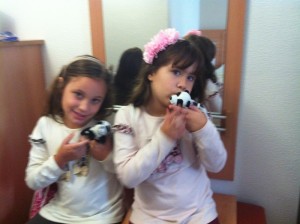 meninas com o mimo que ganharam do hotel