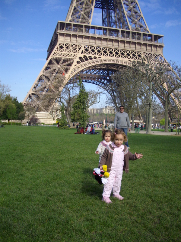 elas com um ano e pouco em Paris
