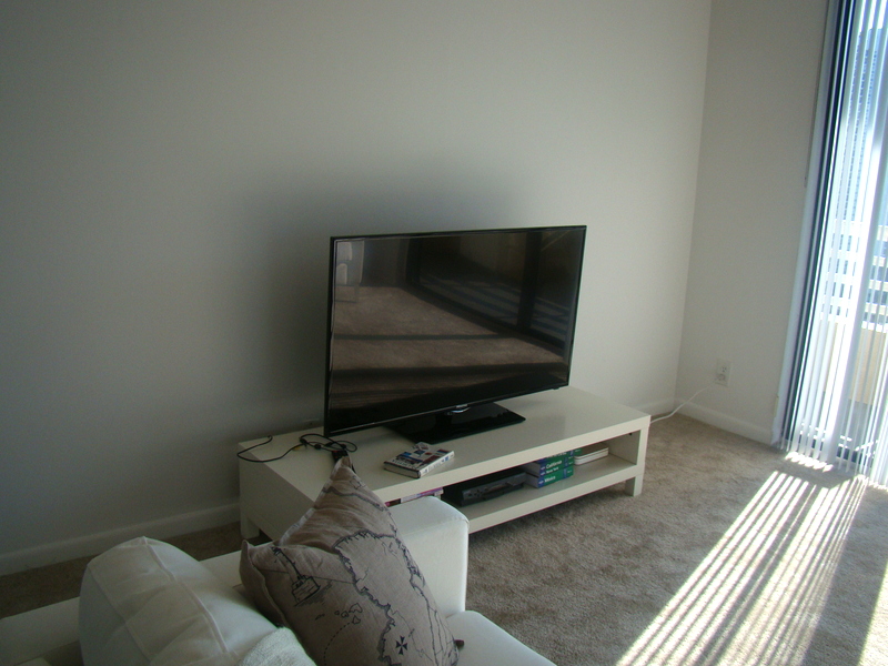 TV do CostCo, hack, sofá e almofada da Ikea