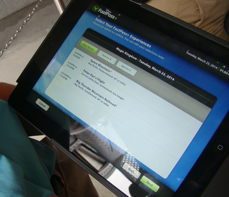 Agendando o fastpass+ com a funcionária da Disney no tablet