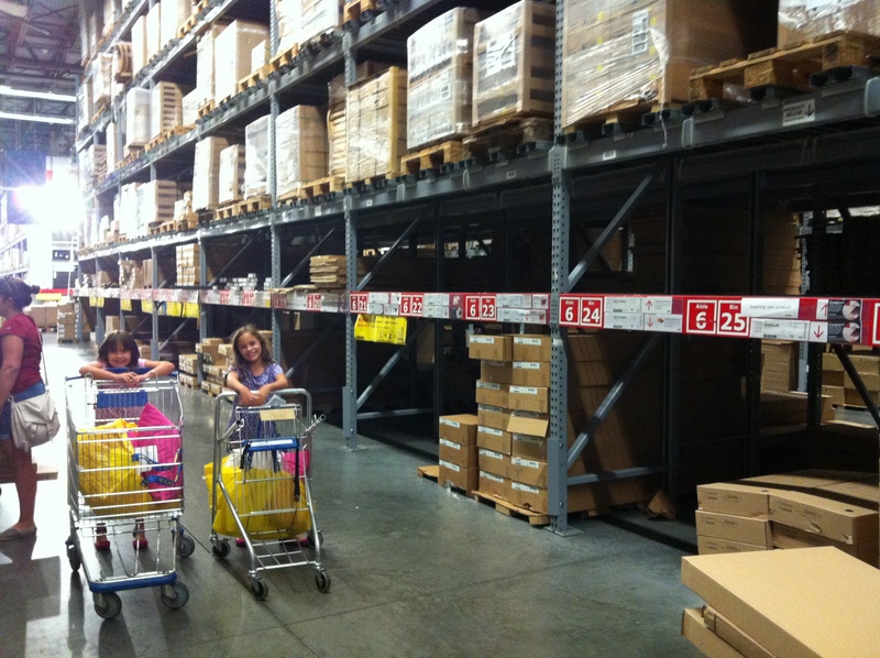 Na Ikea você anota o que você quer e depois busca no depósito