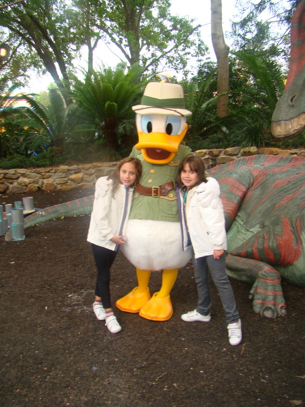 as roupas de MIckey, Pateta, Donald, Margarida e  Minnie no Animal Kingdom são estilo safari