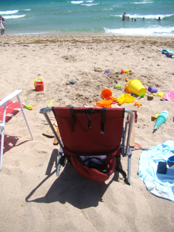 daí que estou me "americanizando", olha essa cadeira de praia que é mochila e se carrega nas costas! Praticidade americana, eu curto rs
