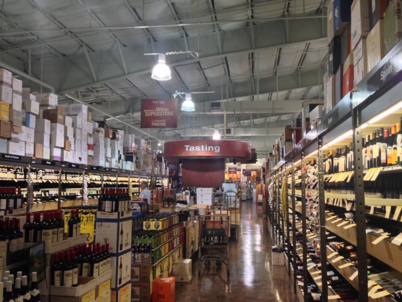 corredores imensos, com prateleiras e repletos de vinhos