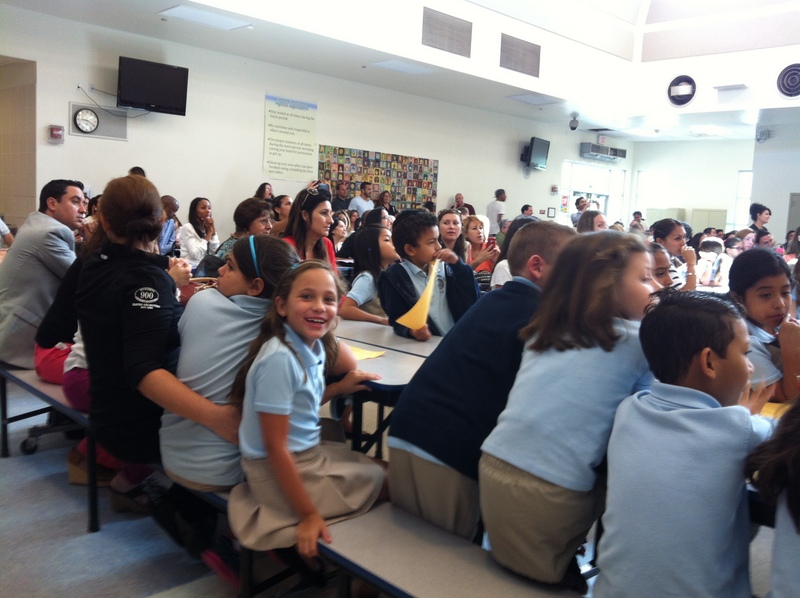 Letícia com a turma dela na festa de encerramento do ano letivo da escola