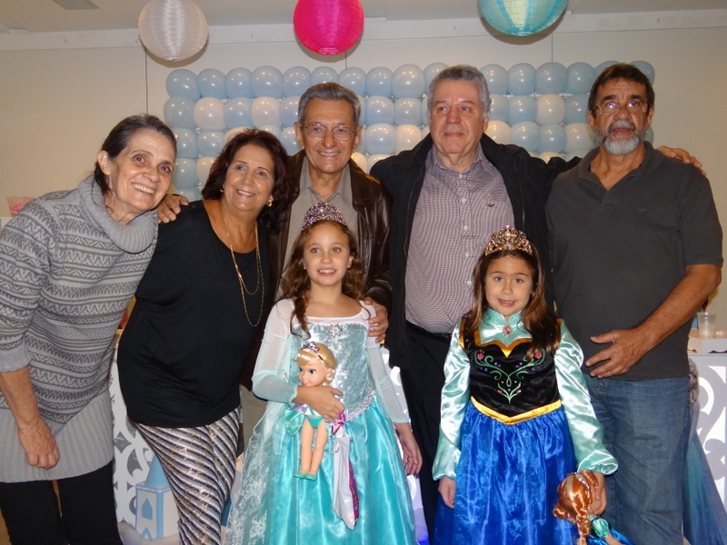 festa de 8 anos das meninas, feita antecipada no Rio. Meninas com todos os avós. 