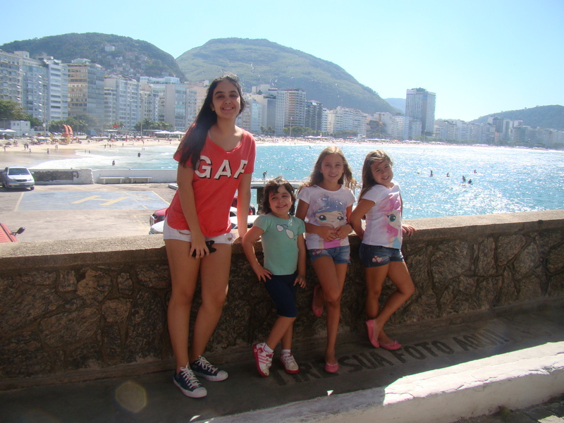 meninas com as primas no Forte de Copacabana