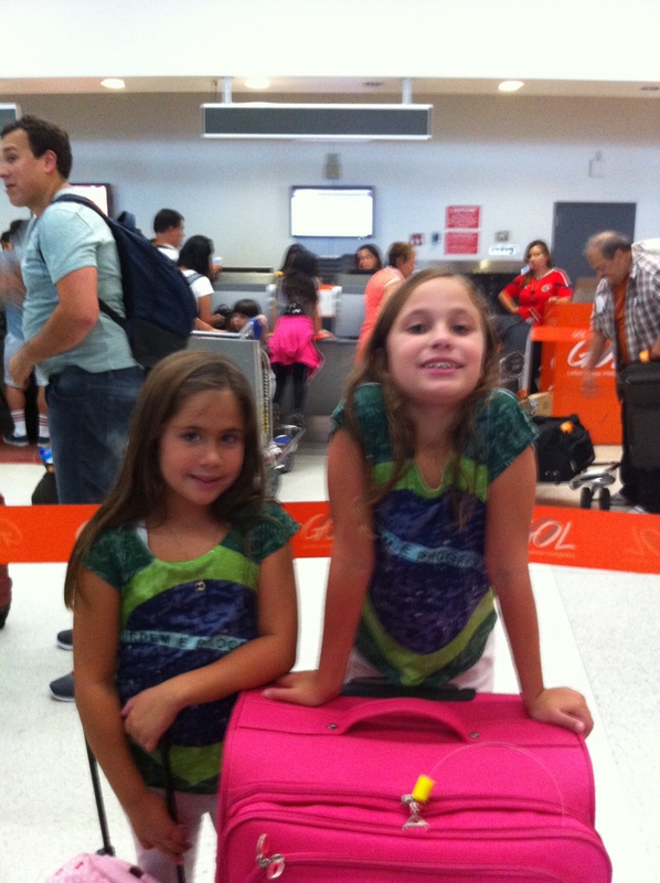 no aeroporto de Miami para embarcar