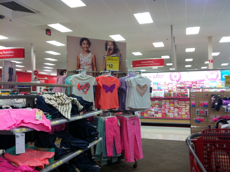 roupa de crianças, coisas de casa e brinquedos são coisas legais de comprar na Target