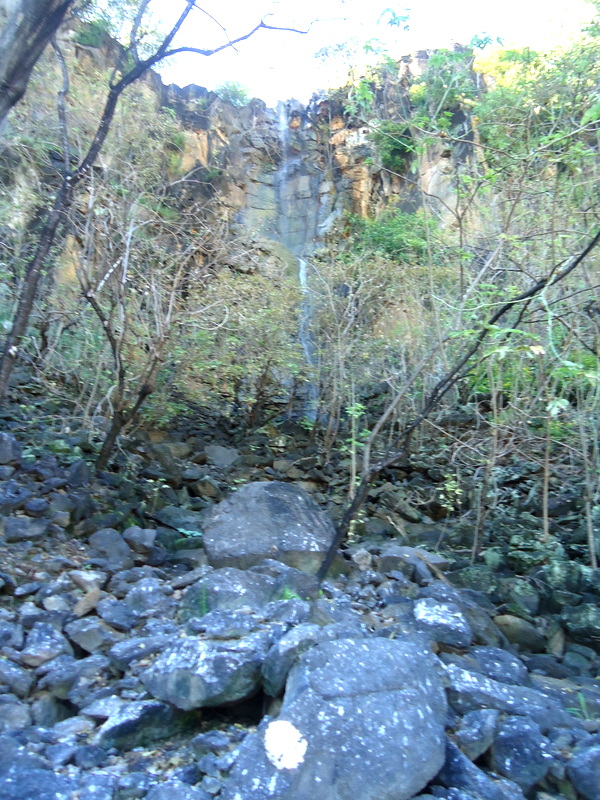o acesso à cachoeira pela vegetação e pedras