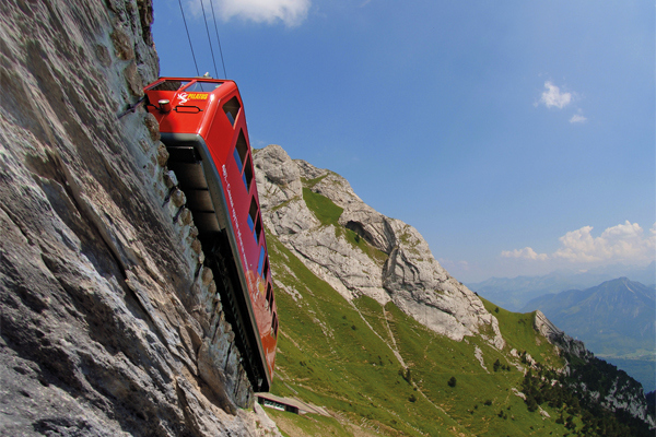 a Suíça tem várias rotas panorâmicas de trem