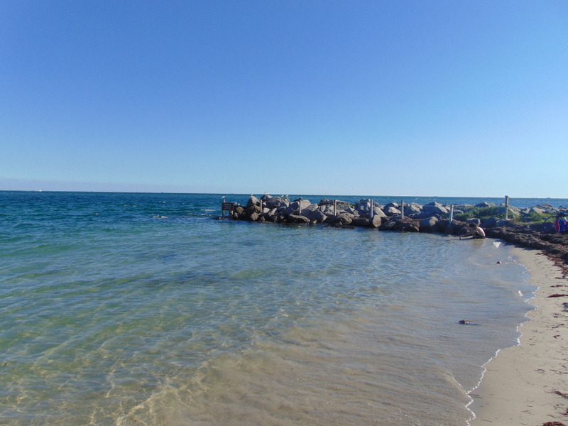 a praia, que não tem salva-vidas