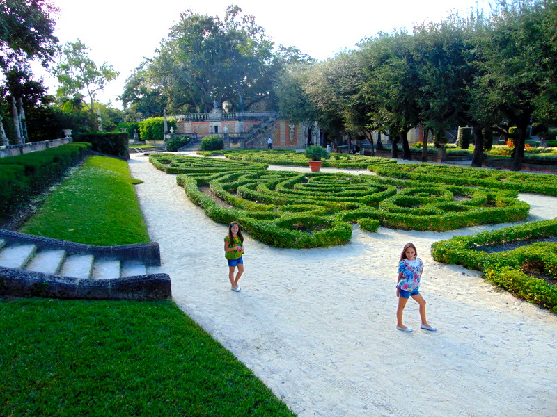 meninas no jardim