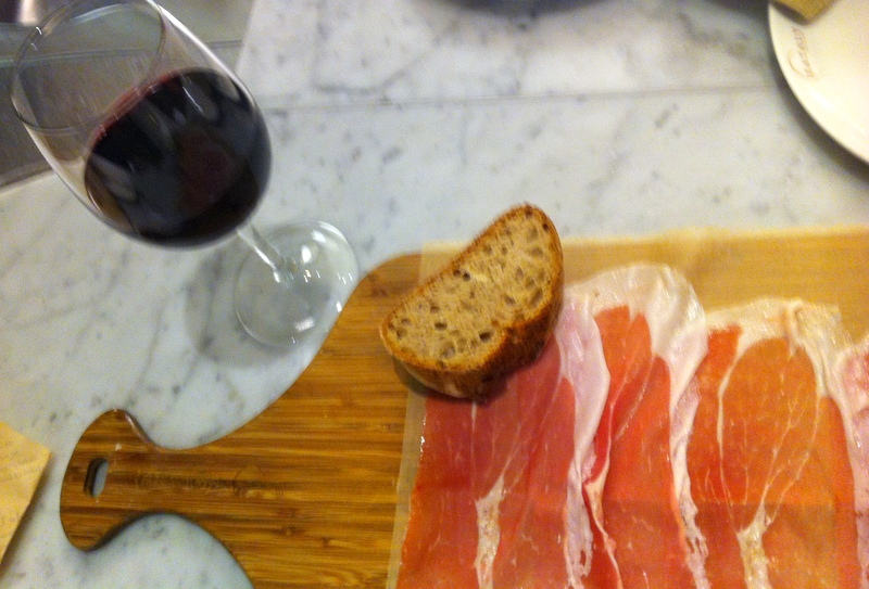 frios e um bom vinho italiano na La Plaza