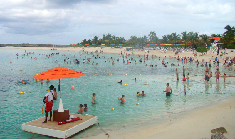 Praia familiar, bem mais cheia que a que só podia adultos