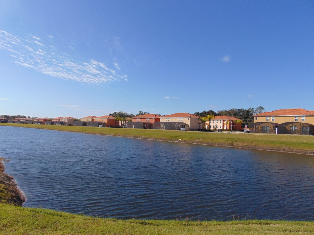 condomínio e o lago