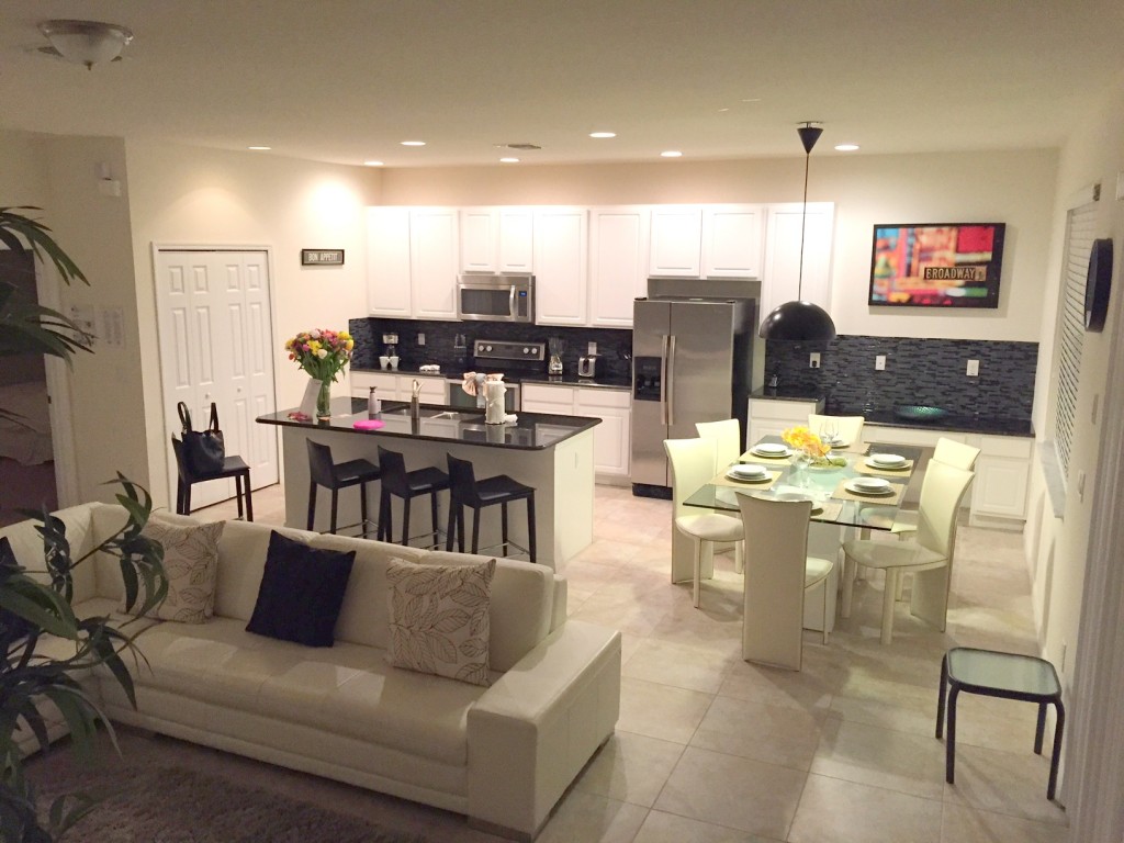 sala e cozinha vistos da escada da casa 