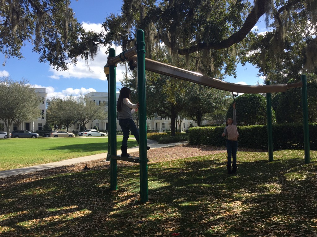 meninas no paqruinho perto da escola nova