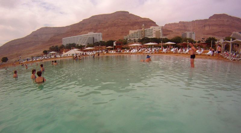 Ali atrás é o nosso hotel. A orla do Mar Morto é repleta deles, alguns com praias particulares e com toda infraestrutura para os hóspedes
